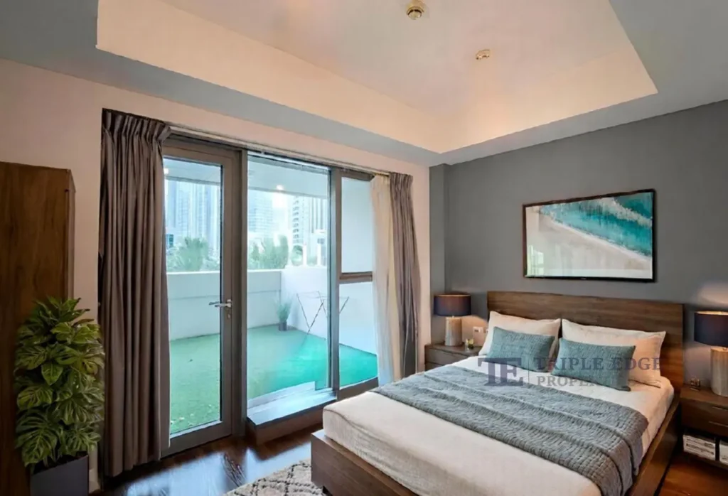 Studio with Large Terrace | Boulevard View